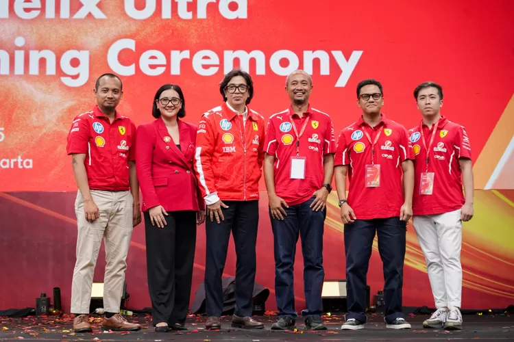 (Kiri-kanan) Showfatuzzaki, Head of Technical Lubricants Shell Indonesia, Kartika Pelapory, Vice President Marketing Lubricants Shell Indonesia, Andri Pratiwa, Managing Director Lubricants Shell Indonesia, bersama perwakilan Shell Helix Ultra Squad, Fitra Eri, Arief Muhammad, dan Andreas Stanley  (Shell)
