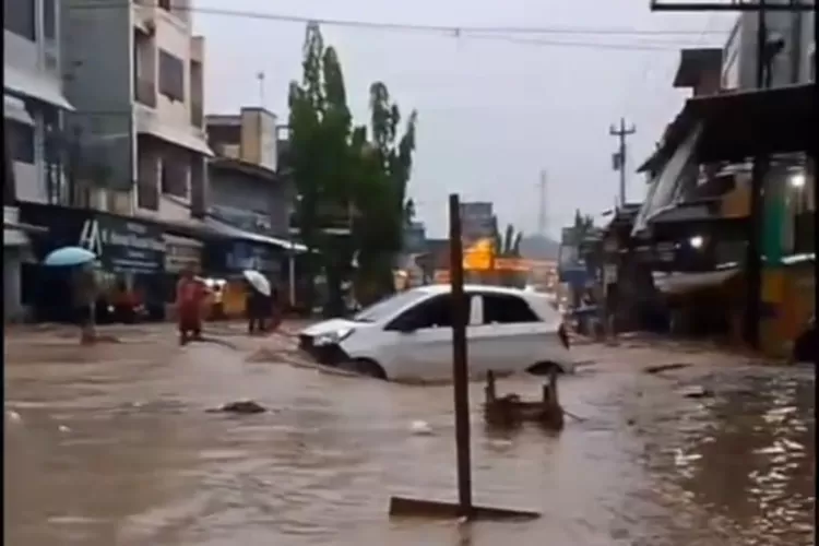 Banjir di Merendam Pasar Bumiayu Brebes (( Foto: Nanang AN).)
