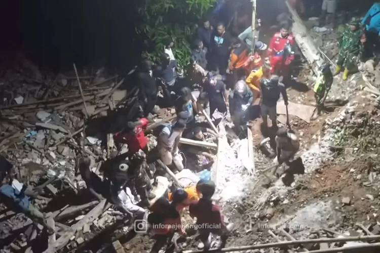 Tangkapan layar proses evakuasi korban longsor di Desa Cibeunying, Kecamatan Majenang, Kabupaten Cilacap.  ((instagram/infomajenangofficial))