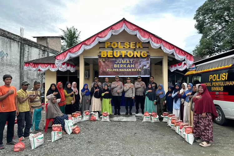 Polres Nagan Raya menyalurkan sembako kepada warga kurang mampu di Kecamatan Beutong melalui program Jumat Berkah (desta)