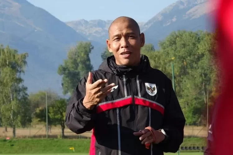 Menyoroti pencapaian Timnas Indonesia U-17 di bawah kepemimpinan pelatih Nova Arianto di ajang Piala Dunia U-17 2025.  ((Instagram.com/@novaarianto30))