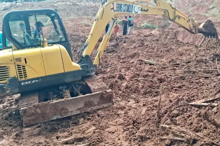 Proses evakuasi korban longsor di Desa Cibeunying, Kecamatan Majenang, Kabupaten Cilacap, Jawa Tengah ((jatengprov.go.id))