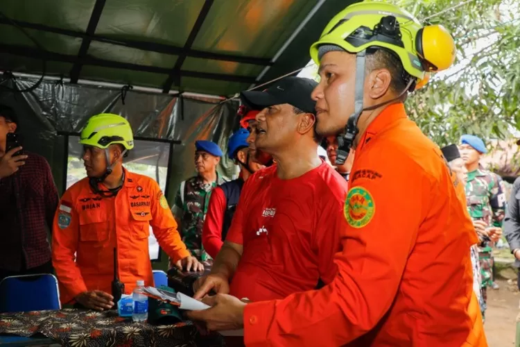 Menyoroti fakta terkini proses evakuasi korban bencana longsor di Majenang, Cilacap, pada Minggu, 16 November 2025. ( (Dok. Pemprov Jateng))