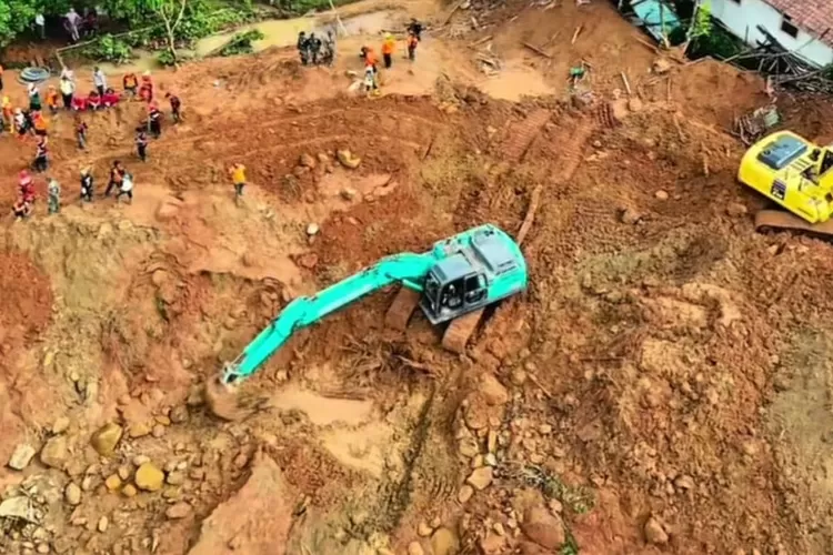 Proses evakuasi korban longsor Cilacap yang hilang masih terus dilakukan oleh tim gabungan.  ((BNPB))