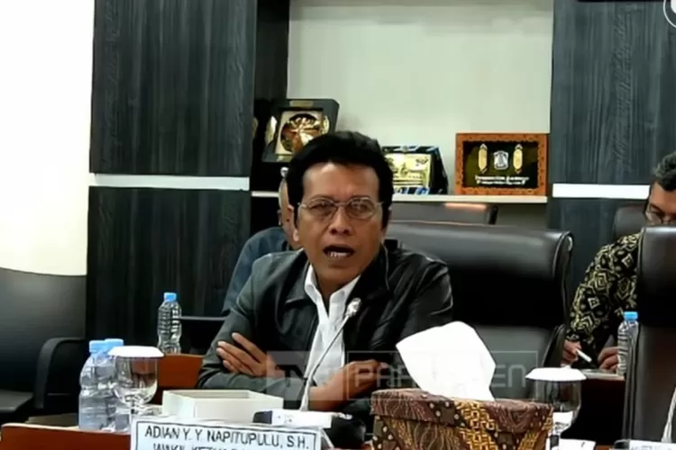 Adian Napitupulu menyebut  anak muda gemar  thrifting karena kesadaran dalam menyelamatkan lingkungan.  ((Tangkapan layar YouTube TVR Parlemen))