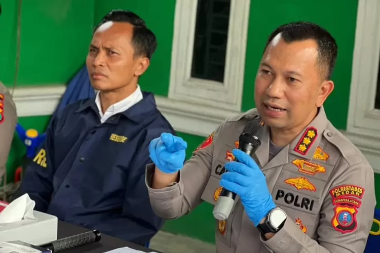 Kapolrestabes Medan, Kombes Jean Calvijn Simanjuntak (kanan) ungkap bahwa terduga pelaku kasus pembakaran rumah hakim PN Medan adalah mantan sopir sendiri.  ((Instagram/polrestabes.medan))