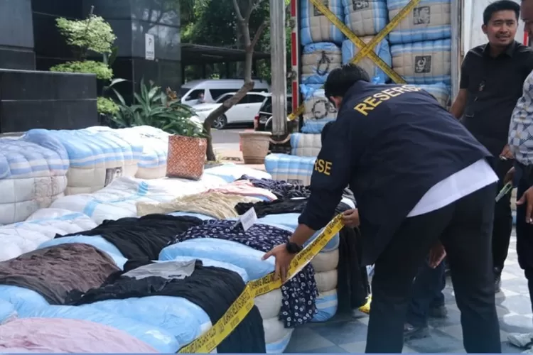 Menyoroti skandal baju impor atau thrifting ilegal yang masuk ke pasar domestik. ((Dok. Polda Metro Jaya))