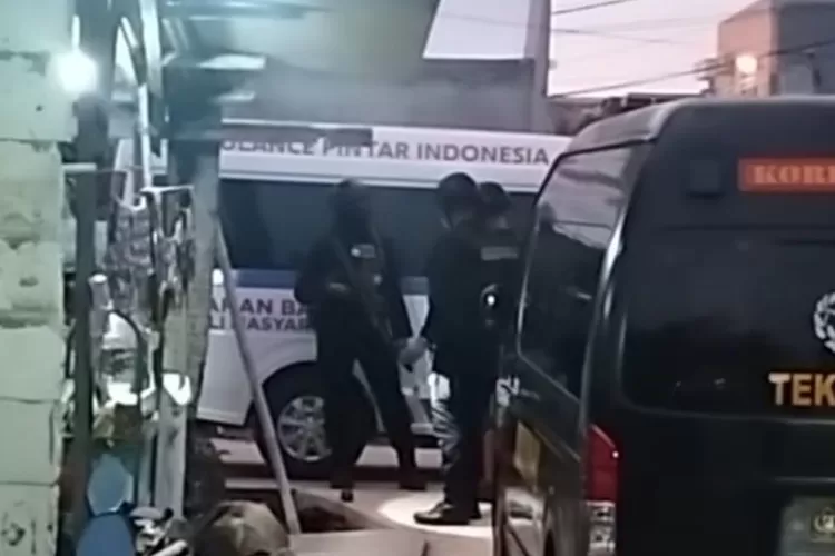 Tangkapan layar saat Tim Jibom Gegana Polda Metro Jaya melakukan pemeriksaan terkait ledakan mortir di Babelan, Bekasi. ((TikTok/Jurnalekka))