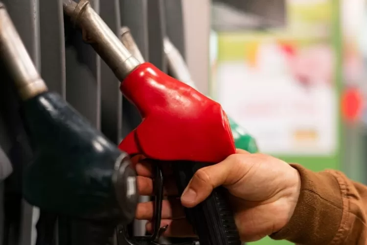 Foto Ilustrasi - Anggota DPR soroti praktik kecurangan BBM subsidi mulai dari barcode ganda hingga mobil mewah gunakan solar.  ((freepik/freepik))