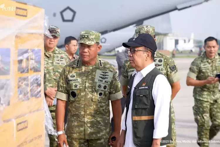 TNI telah mendistribusikan sejumlah bantuan darurat untuk wilayah terdampak bencana di Aceh dan Sumut. ( (Dok Sekretariat Presiden))