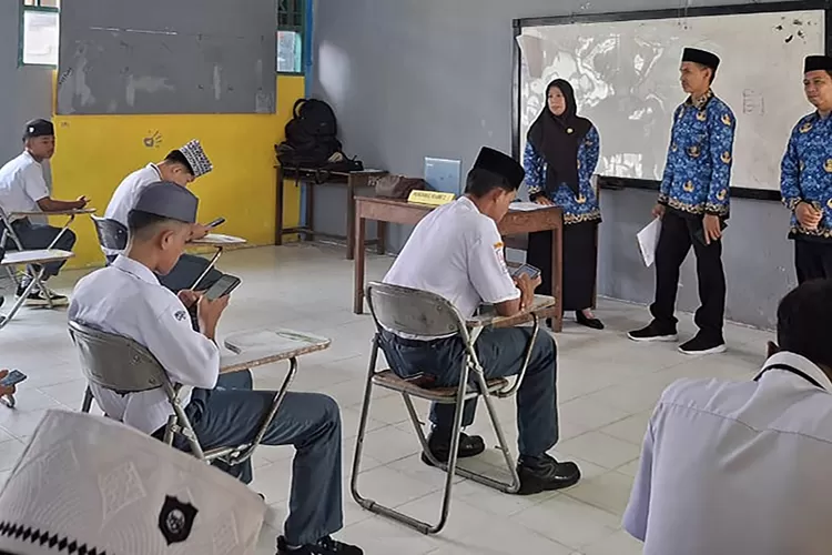 Pengawas Madrasah Tinjau Ujian Digital di MA DDI Masamba, Pastikan ASAS Berbasis Android Berjalan Lancar (HA)