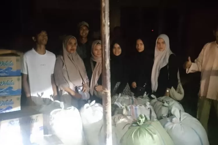 Warga Blang Muko menyalurkan bantuan untuk korban banjir bandang di Darul Makmur (Desta)