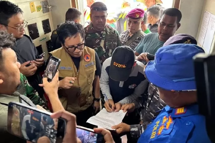 Bupati Aceh Timur Iskandar Usman Al Farlaky menjelaskan kondisi warga yang terjebak banjir bandang dan upaya evakuasi di daerah terdampak. ( (Dok. Pemprov Aceh))