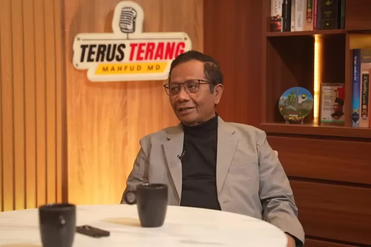 Mahfud MD menyoroti konflik internal di tubuh Nahdlatul Ulama (NU), termasuk isu proyek tambang yang disebutnya sebagai akar persoalan memanasnya dinamika organisasi. ((YouTube/Mahfud MD Official))
