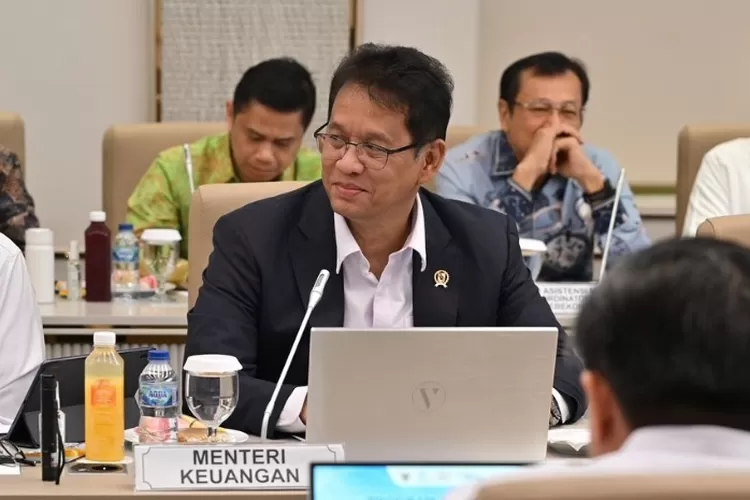 Menyoroti kontroversi kebijakan Menkeu Purbaya terkait larangan impor pakaian bekas yang memicu kecemasan pedagang di Gedebage, Bandung.  ( (Instagram.com/@menkeuri))