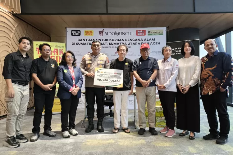 Momen penyerahan bantuan untuk korban bencana di Sumatera oleh Direktur PT Industri Jamu Dan Farmasi Sido Muncul Tbk, Irwan Hidayat sebesar Rp 900 Juta. ((Dok Sido Muncul))
