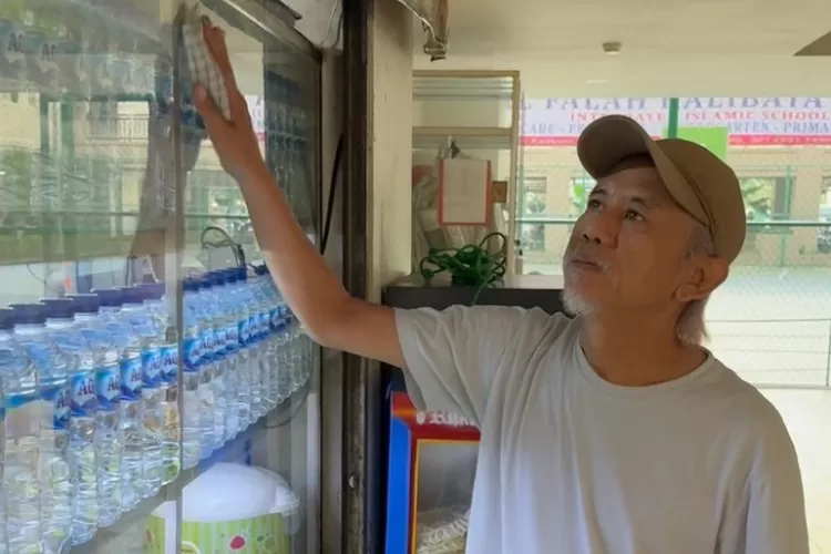 Mengintip kisah perjuangan artis, Epy Kusnandar berbisnis kuliner bersama sang istri usai kini aktor fenomenal itu meninggal dunia.  ((Instagram.com/@karinaranau9))