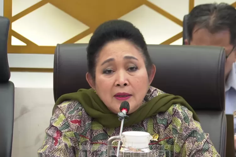 Ketua Komisi IV DPR, Titiek Soeharto mendesak Menhut Raja Juli menindak pelaku illegal logging tanpa tebang pilih. ((YouTube/TVR Parlemen))