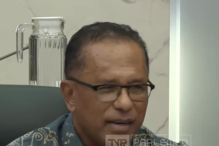 Anggota Komisi IV DPR Fraksi PKB, Usman Husin meminta Menhut Raja Juli mundur dari jabatannya.  ( (YouTube/TVR Parlemen))