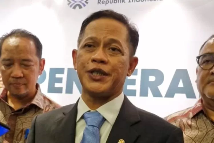 Menteri LH Hanif Faisol lakukan verifikasi lapangan terkait kayu gelondongan di banjir Sumatera. ( (Instagram/haniffaisolnurofiq))