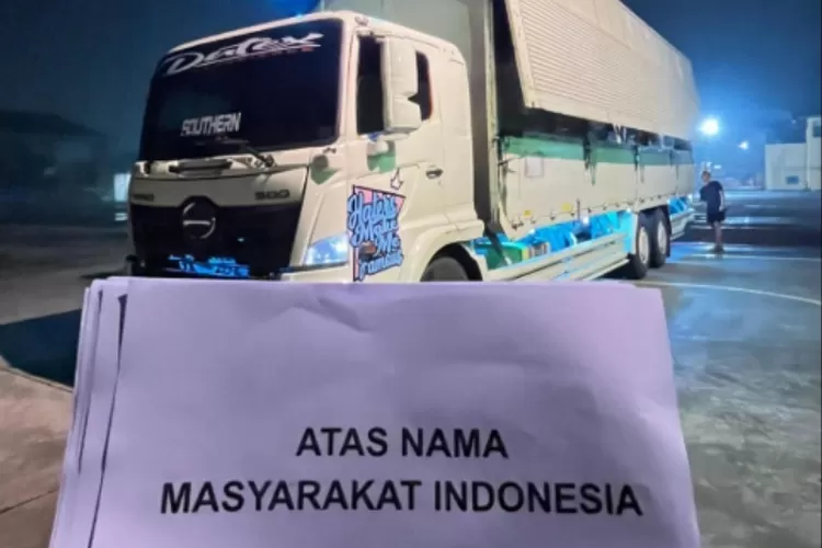 Menyoroti cerita influencer Ferry Irwandi saat menyalurkan bantuan ke korban bencana banjir bandang di Sumatera. ( (TikTok.com/@irwandiferry))