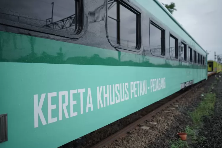 KAI mengoperasikan Kereta Petani dan Pedagang di Commuter Line Merak dengan tarif Rp3.000 untuk memperkuat mobilitas ekonomi rakyat. (KAI)