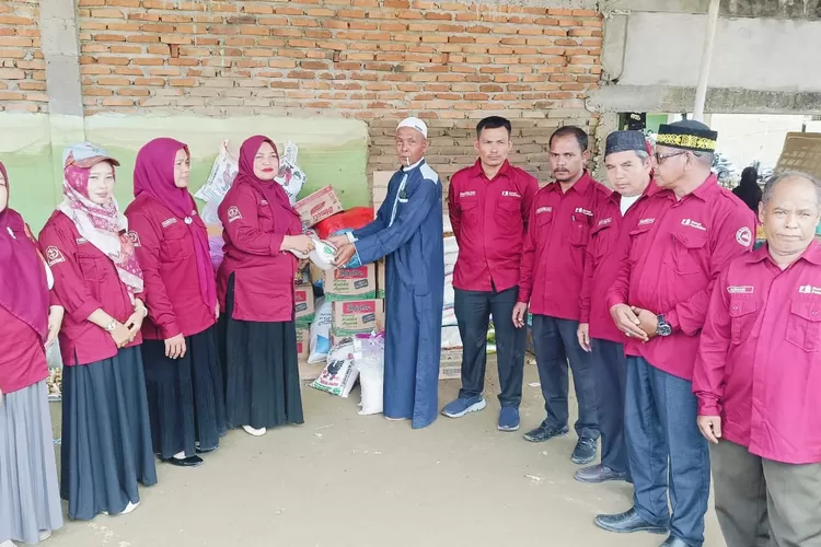 Penyerahan bantuan ke perwakilan masyarakat yang terdampak banjir di desa Kuta trieng kecamatan Darul Makmur pada tanggal 02 Desember 2025. (desta)