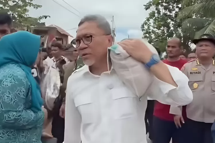 Menyoroti Menko Pangan, Zulkifli Hasan yang kunjungan kerja ke pesisir Aceh Utara, daerah yang terdampak bencana banjir bandang.  ((Instagram.com/@trendingbuzz.id))