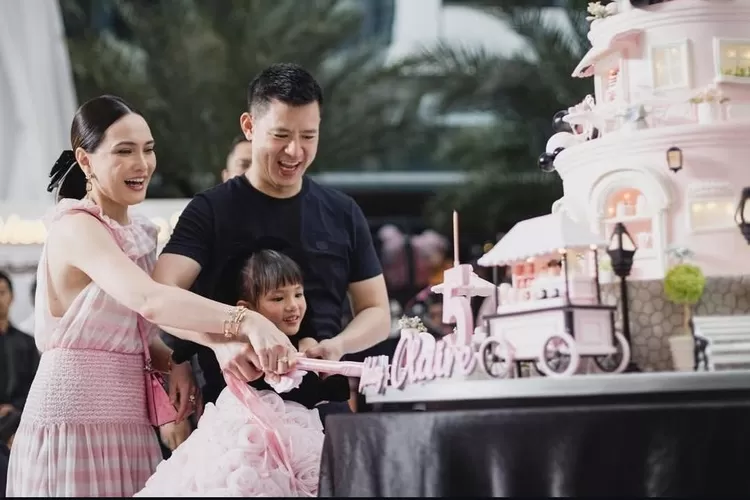 Momen kompak artis Shandy Aulia dan David Herbowo meski telah 2 tahun cerai. ( (Instagram/missclaireherbowo))