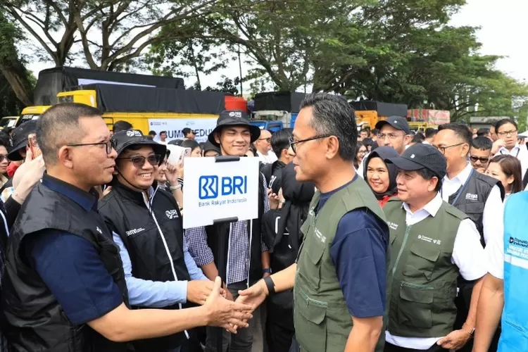 Danantara Indonesia bersama Badan Pengaturan Badan Usaha Milik Negara (BP BUMN) mengerahkan dukungan 109 armada truk pembawa bantuan kemanusiaan di Sumatera  ((Dok. Danantara))