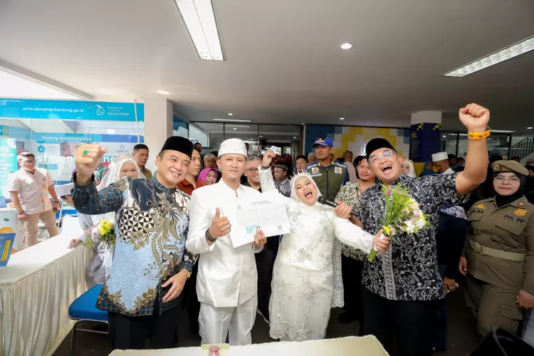 Dalam rangka memperingati Hari Jadi ke-215 Kota Bandung, Pemerintah Kota Bandung menggelar kegiatan Nikah Massal dan Gebyar Pelayanan Publik Terpadu 2025