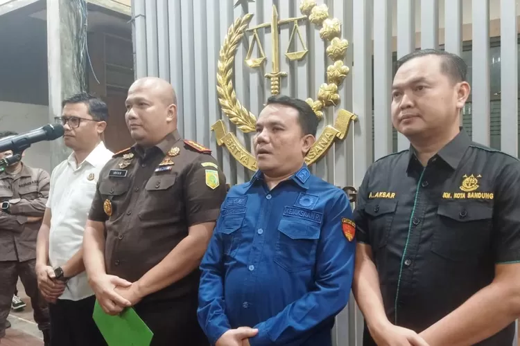 Kepala Kejaksaan Negeri (Kajari) Bandung Irfan Wibowo saat konferensi pers terkait pemeriksaan Wakil Wali Kota Bandung Erwin di Kantor Kejari Bandung, Kamis (30/10/2025) malam.