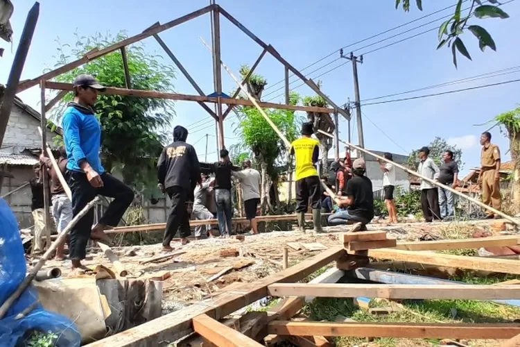 Perbaikan rumah tidak layak huni secara swadaya di Desa Pantai Hurip (satuarah.co)