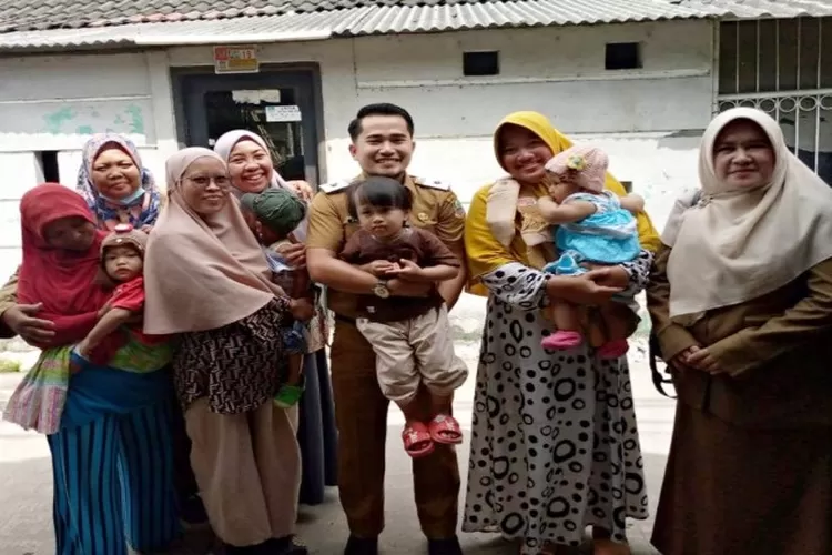 Lurah Setia Asih H Dede Firmansyah saat menyambangi kediaman warga dan memberikan asupan gizi buat Balita (satuarah.co)