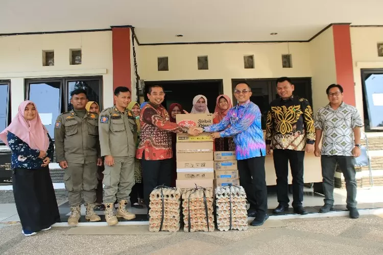Kepala Disperkimtan Kab Bekasi menyalurkan bantuan makanan bergizi yang diterima Camat Setu