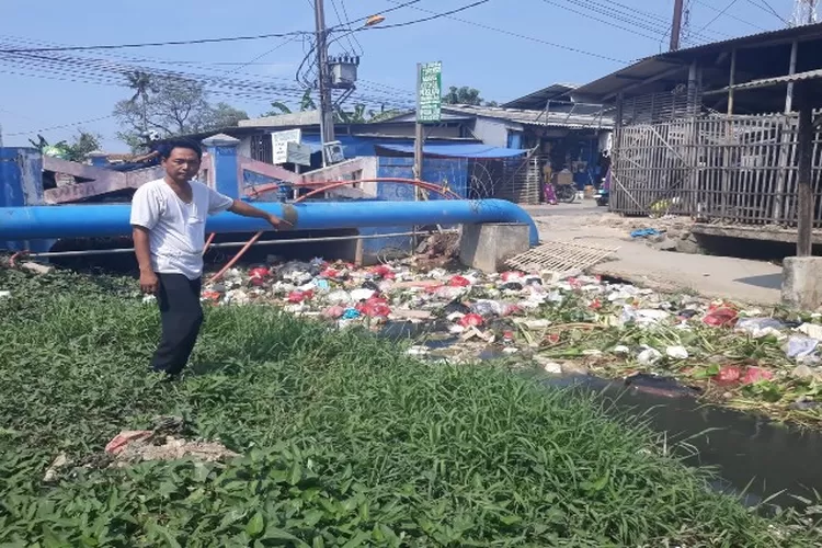 Sampah yang menumpuk di Kali Kopeng, Desa Babelan Kota, Kecamatan Babelan (satuarah.co)