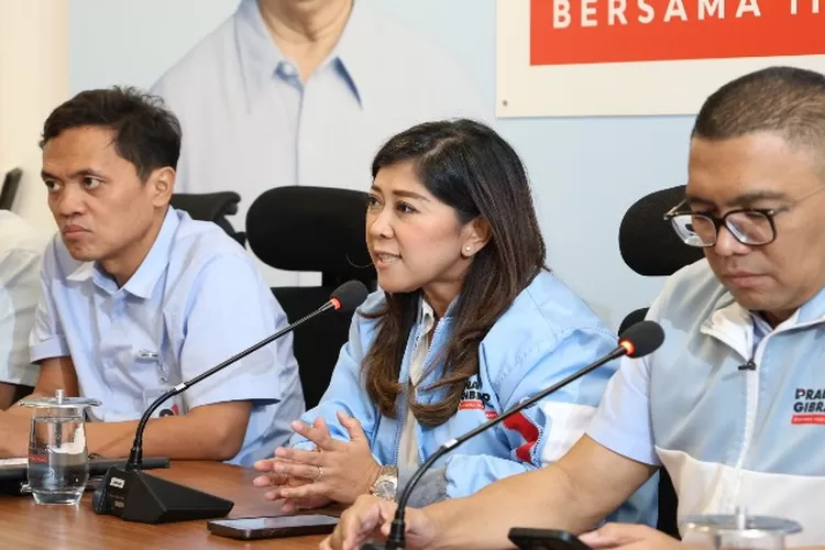 Meutya Hafid (tengah) 