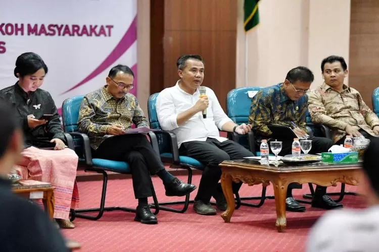 Pj Gubernur Jabar Bey Machmudin (tengah) 