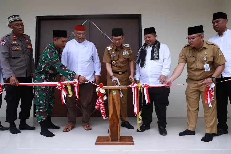Pj Bupati Bekasi Dani Ramdan didampingi Camat Tambun Utara H Najmuddin, tokoh masyarakat Kab Bekasi HK Damin Sada meresmikan Gedung Serbaguna Kecamatan Tambun Utara (bekasikab.go.id)