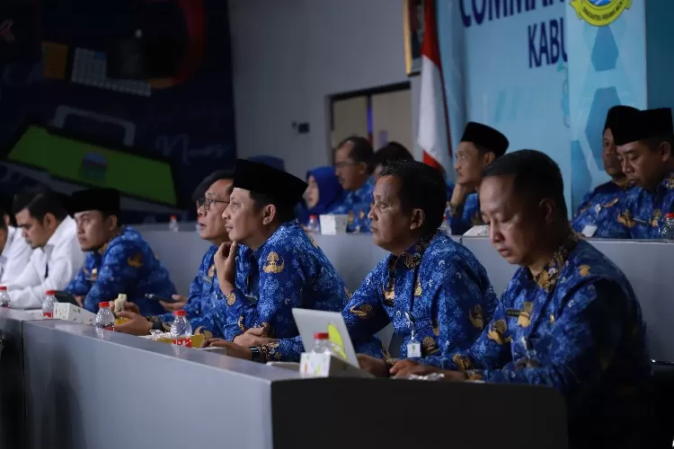 Rapat Virtual bersama Kemendagri di Command Centre, Diskominfosantik Kabupaten Bekasi. Kepala Dinas Perdagangan, Gatot Purnomo (dua kanan)