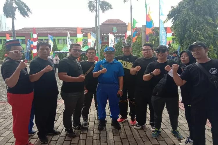 Pj Wali Kota Bekasi R Gani Muhamad bersama Ketua dan anggota Pokja Wartawan Humas Kota Bekasi