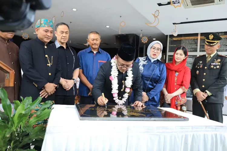 Pj Wali Kota Bekasi meresmikan Poliklinik Eksekutif RSUD CAM