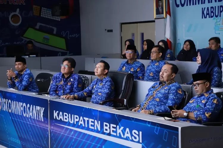 Pj Bupati Bekasi Bersama Para Kepala Dinas Terkait Mengikuti Rapat Koordinasi Pengendalian Inflasi Secara Virtual, di Ruang Command Center, Gedung Diskominfosantik Kabupaten Bekasi, Cikarang Pusat, Senin, (18/03/24). (bekasikab.go.id)