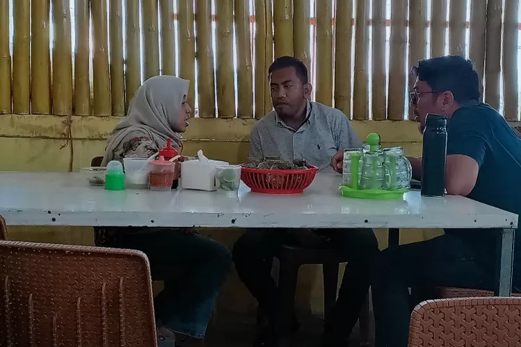 Jumaliati Febriani alias Ani binti Hatuba Dg. Mangung  (kiri) 