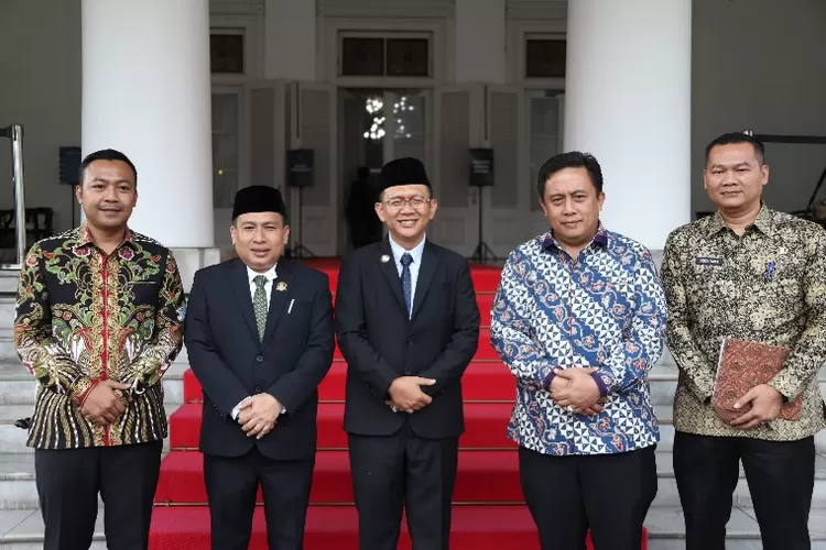 Pj Bupati Bekasi Dani Ramdan, Ketua DPRD Kab Bekasi BN Holik Qudratullah, Sekda Kab Bekasi Dedy Supriady  dan para Kabag (Diskominfosantik Kab Bekasi)