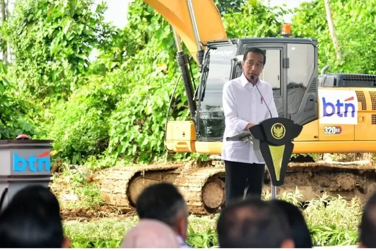 Presiden Jokowi melakukan peletakan batu pertama atau groundbreaking pembangunan gedung kantor PT BTN (Persero) Tbk di Kawasan IKN Kabupaten Penajam Paser Utara, Provinsi Kalimantan Timur, Rabu (5/6/24).  (BPMI Setpres)