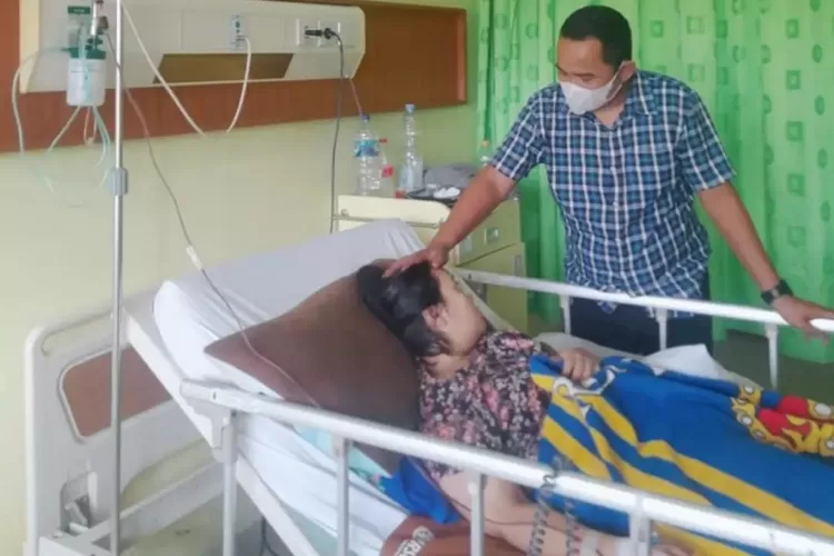 Mulyadi Effendi, anggota PWI Bekasi Raya tengah menemani istrinya di rumah sakit