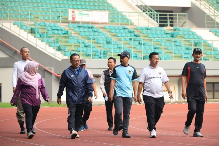 Pj Wali Kota Bekasi olahraga jalan santai sekaligus meninjau dan memantau langsung  renovasi Stadion Candrabhaga