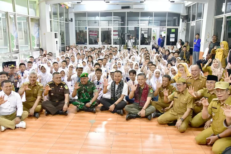 Pj Gubernur Jabar Bey Machmudin (tengah) 