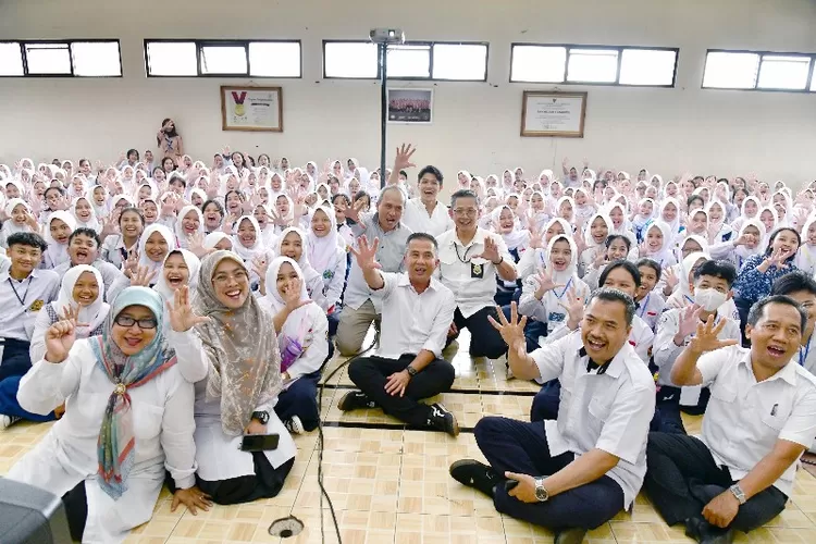 Pj Gubernur Jabar di tengah-tengah para siswa siswi SMKN 1 Kota Bandung